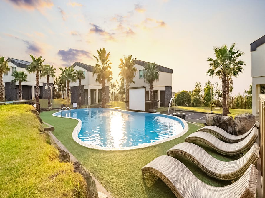 Außenpool (je nach Saison geöffnet), Liegestühle