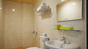 Triple Room | Bathroom | Shower, free toiletries, hair dryer, slippers