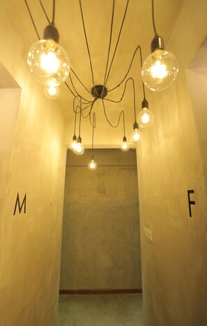 Douche, douche à « effet pluie », articles de toilette gratuits