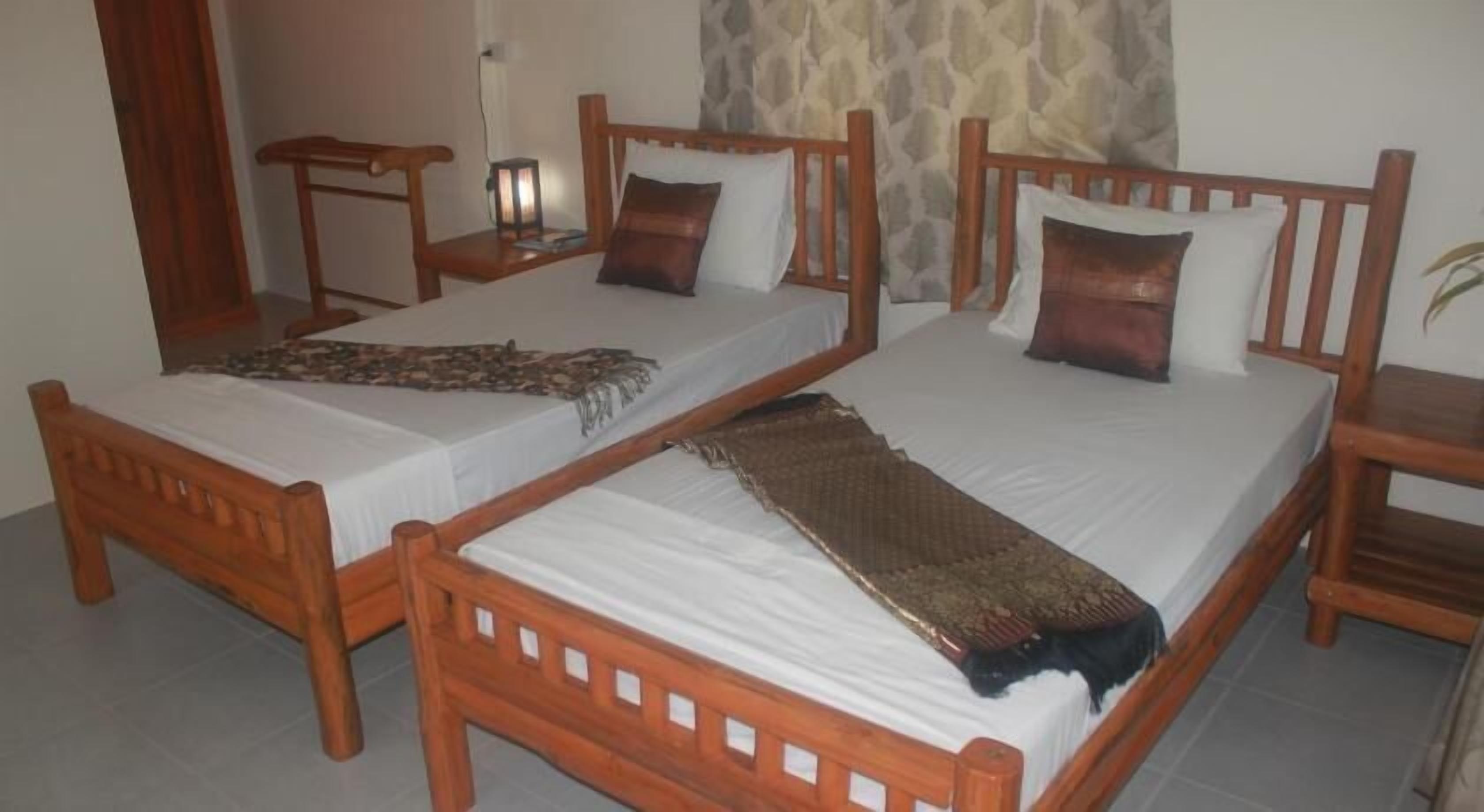 Minibar, desk, free WiFi, bed sheets