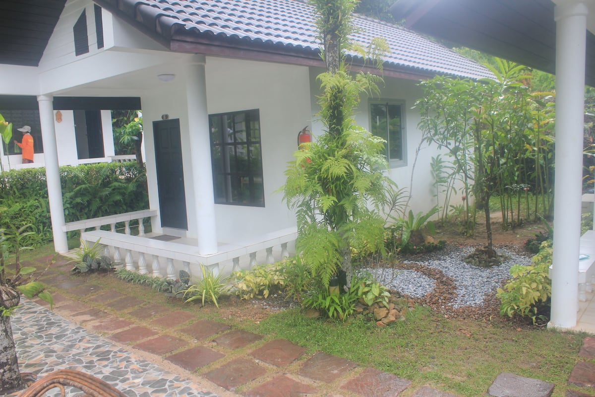 deluxe bungalow with pool view | minibar, desk, free wifi, bed sheets