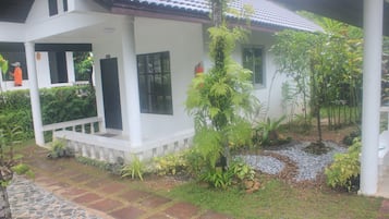 Deluxe Bungalow with Pool View | 1 間睡房、迷你吧、書桌、免費 Wi-Fi