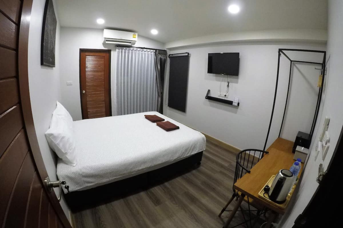 Habitación doble estándar | Caja de seguridad en la habitación y escritorio