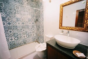 Dusche, kostenlose Toilettenartikel, Haartrockner, Handtücher