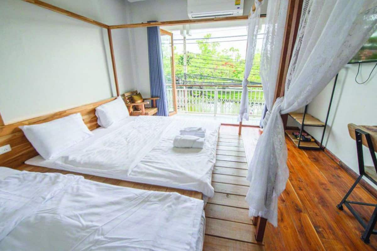 Desk, blackout curtains, free WiFi