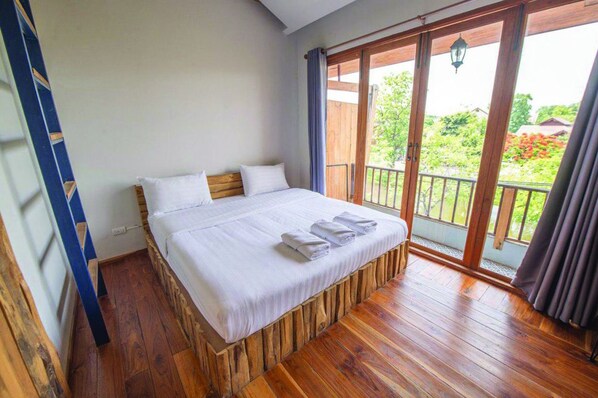 Superior Triple Room | Escritorio, cortinas blackout y wifi gratis