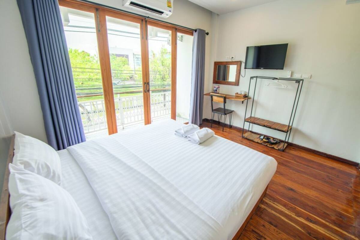 Desk, blackout drapes, free WiFi