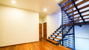 Una escalera moderna con diseño de metal y madera que conduce a un piso superior.