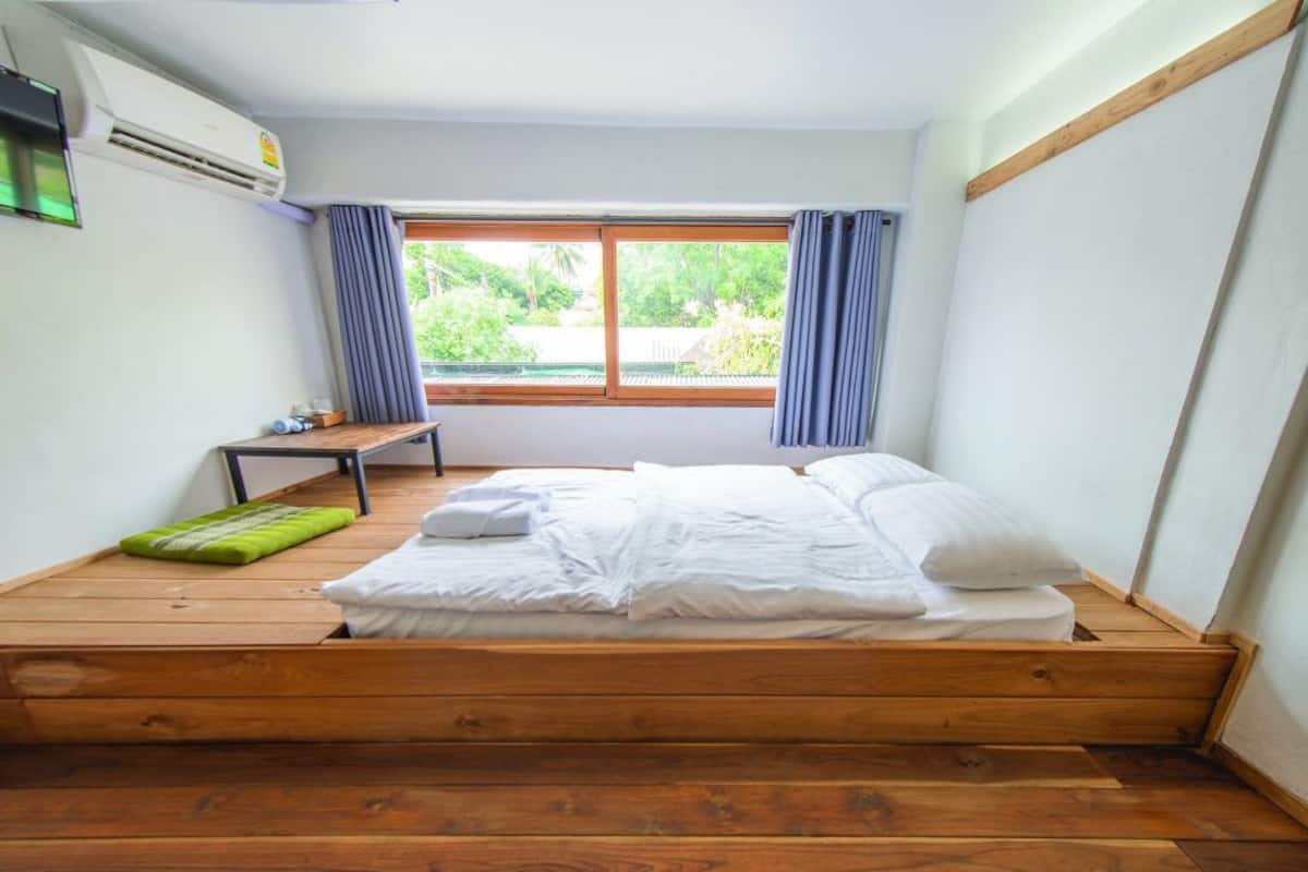 Desk, blackout curtains, free WiFi
