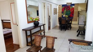 Eenvoudig appartement, 2 slaapkamers, uitzicht op bergen | Woonkamer | Flatscreentelevisie