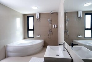 Een douche, gratis toiletartikelen, handdoeken