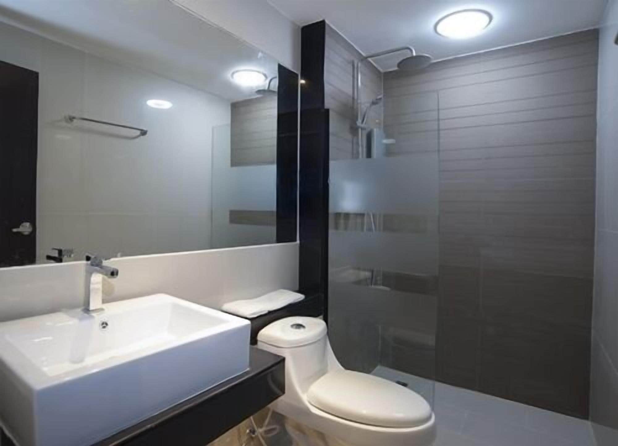 Een douche, gratis toiletartikelen, handdoeken