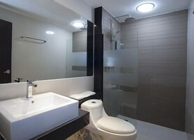 Ducha, artículos de tocador gratuitos, toallas