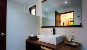 Standard Room | Bathroom | Shower, rainfall showerhead, free toiletries, hair dryer