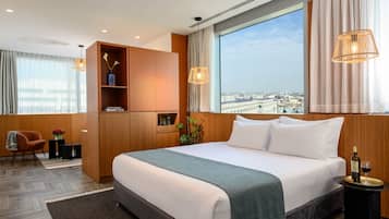 Deluxe Double or Twin Room, Club lounge access | Minibar, in-room safe, blackout curtains, soundproofing