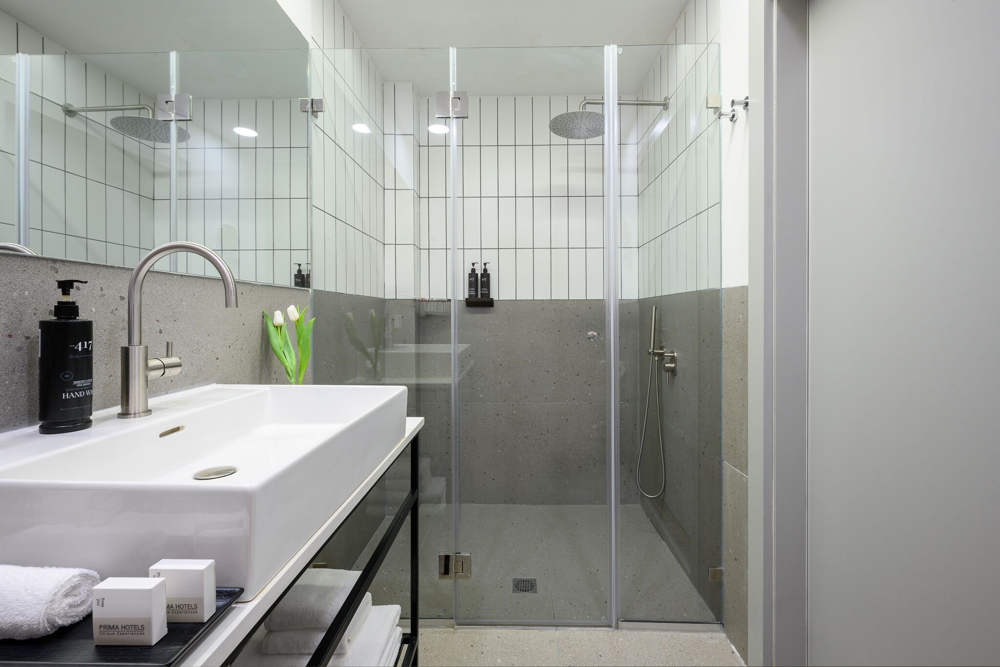 deluxe double or twin room, club lounge access | bathroom | combined shower/bathtub, designer toiletries, hair dryer, bathrobes