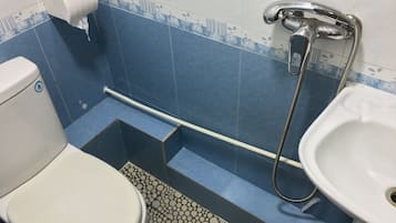 Chuveiro, produtos de toalete grátis, secador de cabelo, chinelos