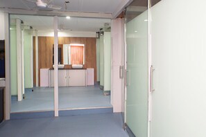 Deluxe Shared Dormitory | Bathroom | Shower, free toiletries, towels - Arma Hostel Mumbai (Mumbai)