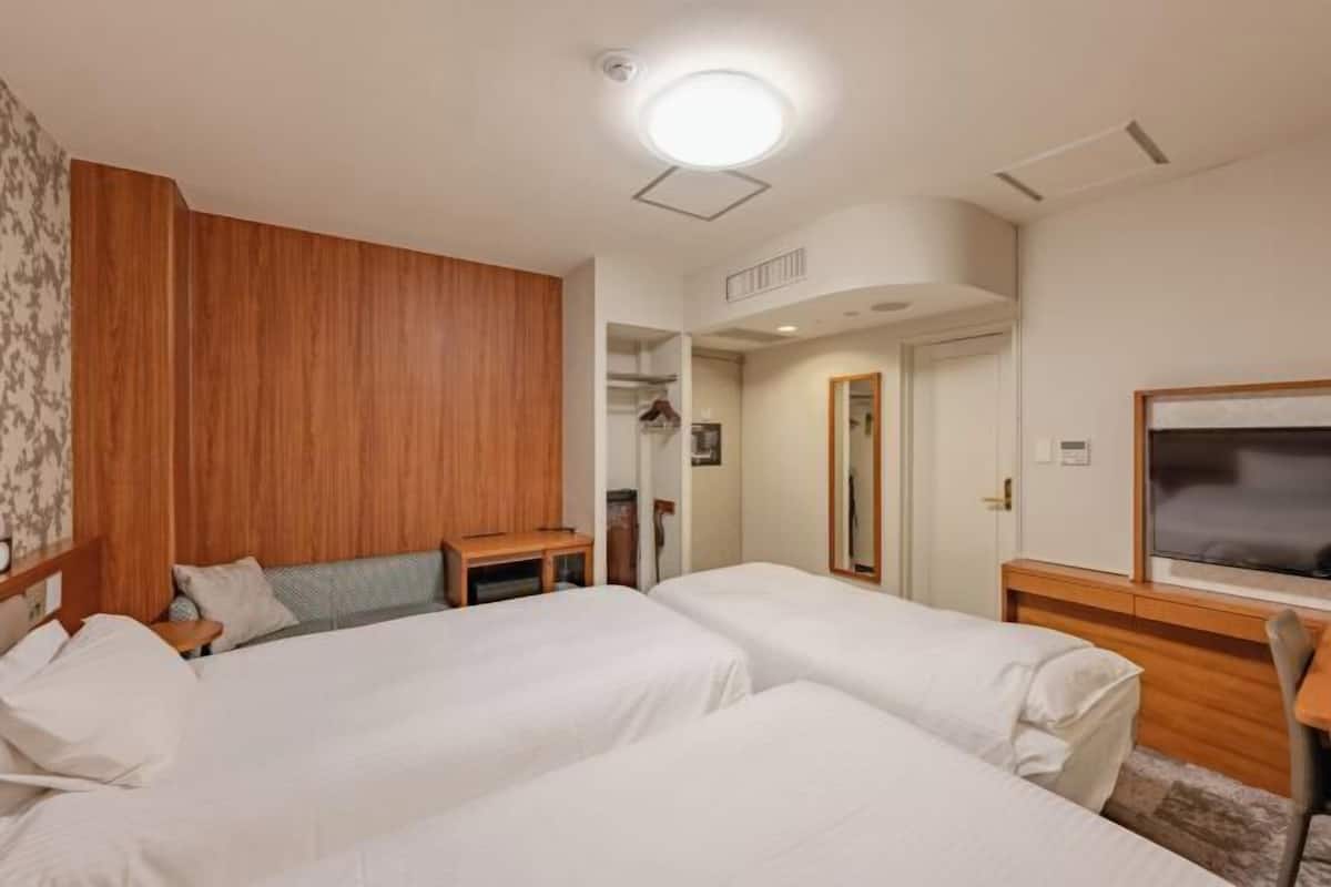 Down comforters, in-room safe, blackout drapes, free WiFi
