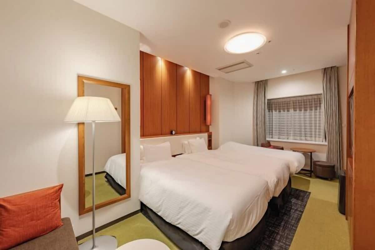 Down comforters, in-room safe, blackout drapes, free WiFi