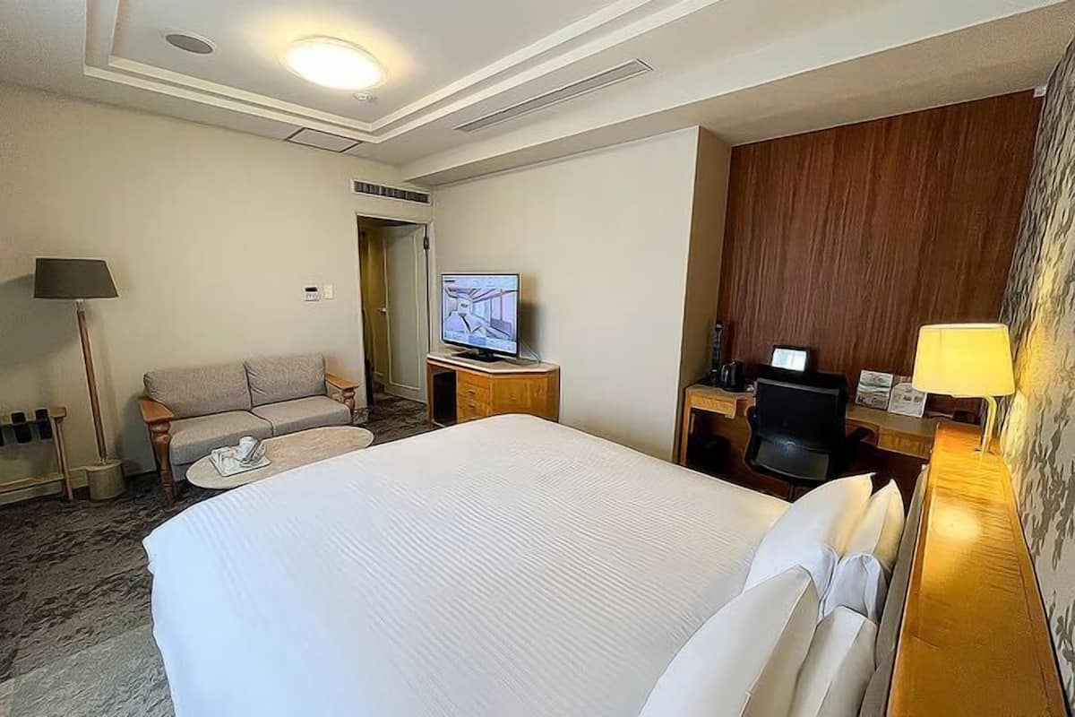 Down comforters, in-room safe, blackout drapes, free WiFi
