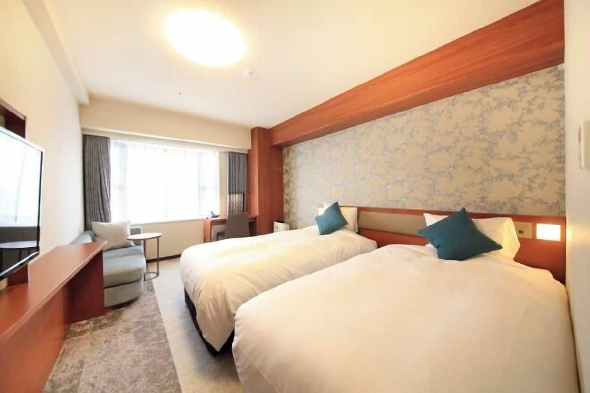 Down comforters, in-room safe, blackout drapes, free WiFi