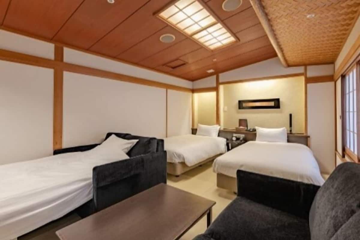 Down comforters, in-room safe, blackout drapes, free WiFi
