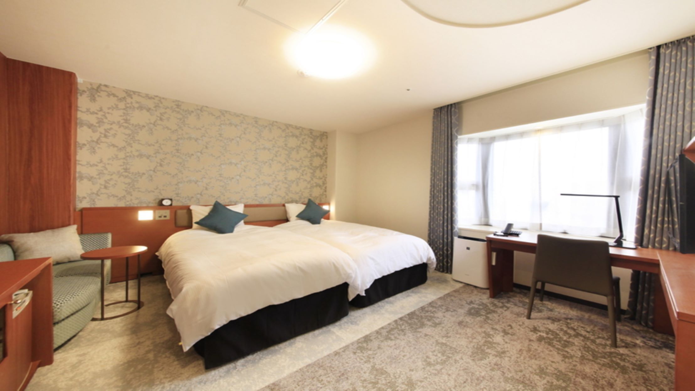 Down comforters, in-room safe, blackout drapes, free WiFi