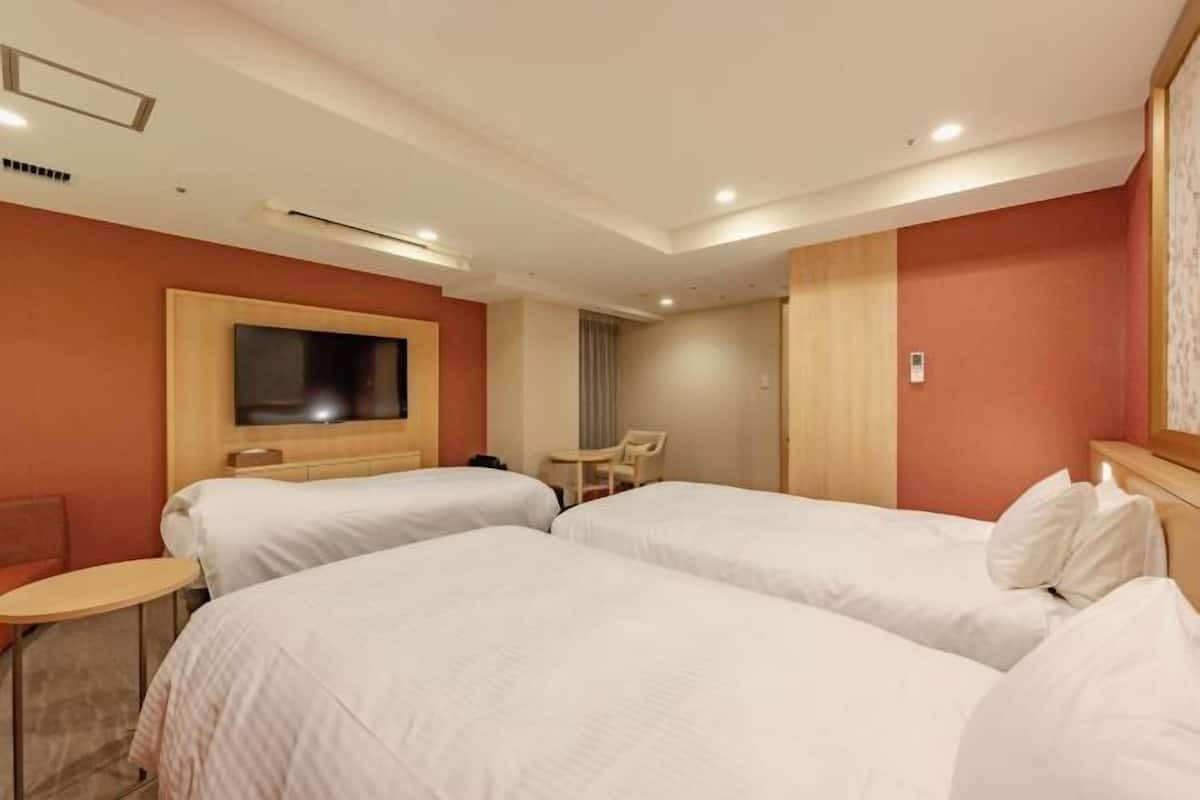 Down duvets, in-room safe, blackout curtains, free WiFi