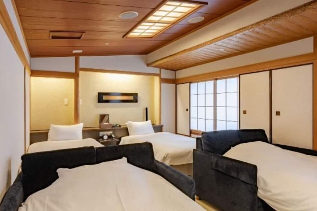 Down comforters, in-room safe, blackout drapes, free WiFi