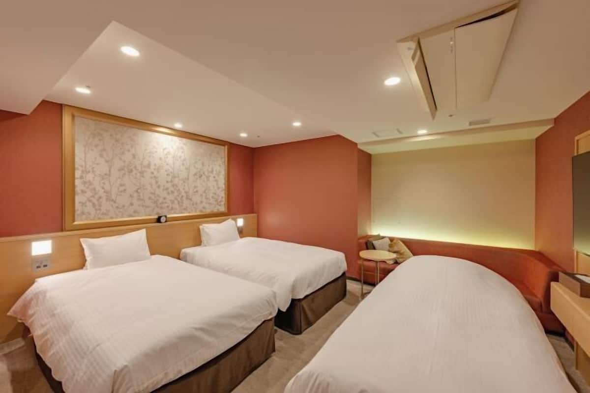 Down duvets, in-room safe, blackout curtains, free WiFi