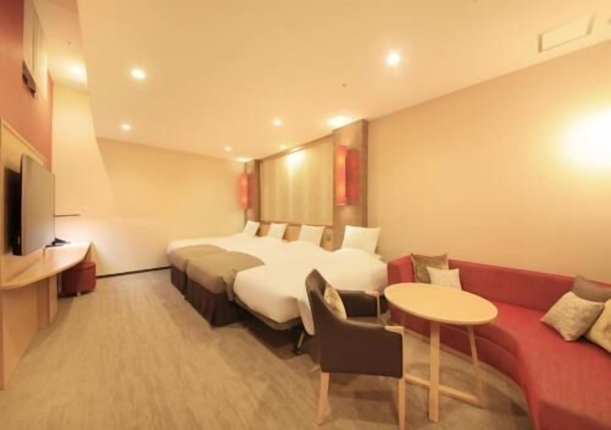 Down comforters, in-room safe, blackout drapes, free WiFi