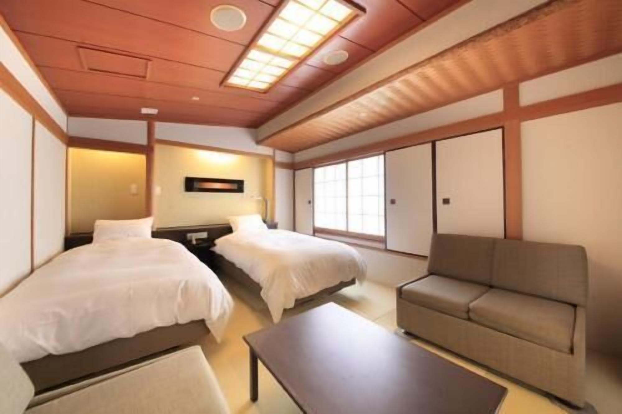 Down comforters, in-room safe, blackout drapes, free WiFi
