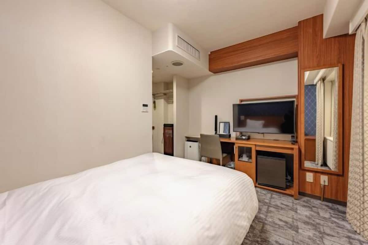 Down comforters, in-room safe, blackout drapes, free WiFi