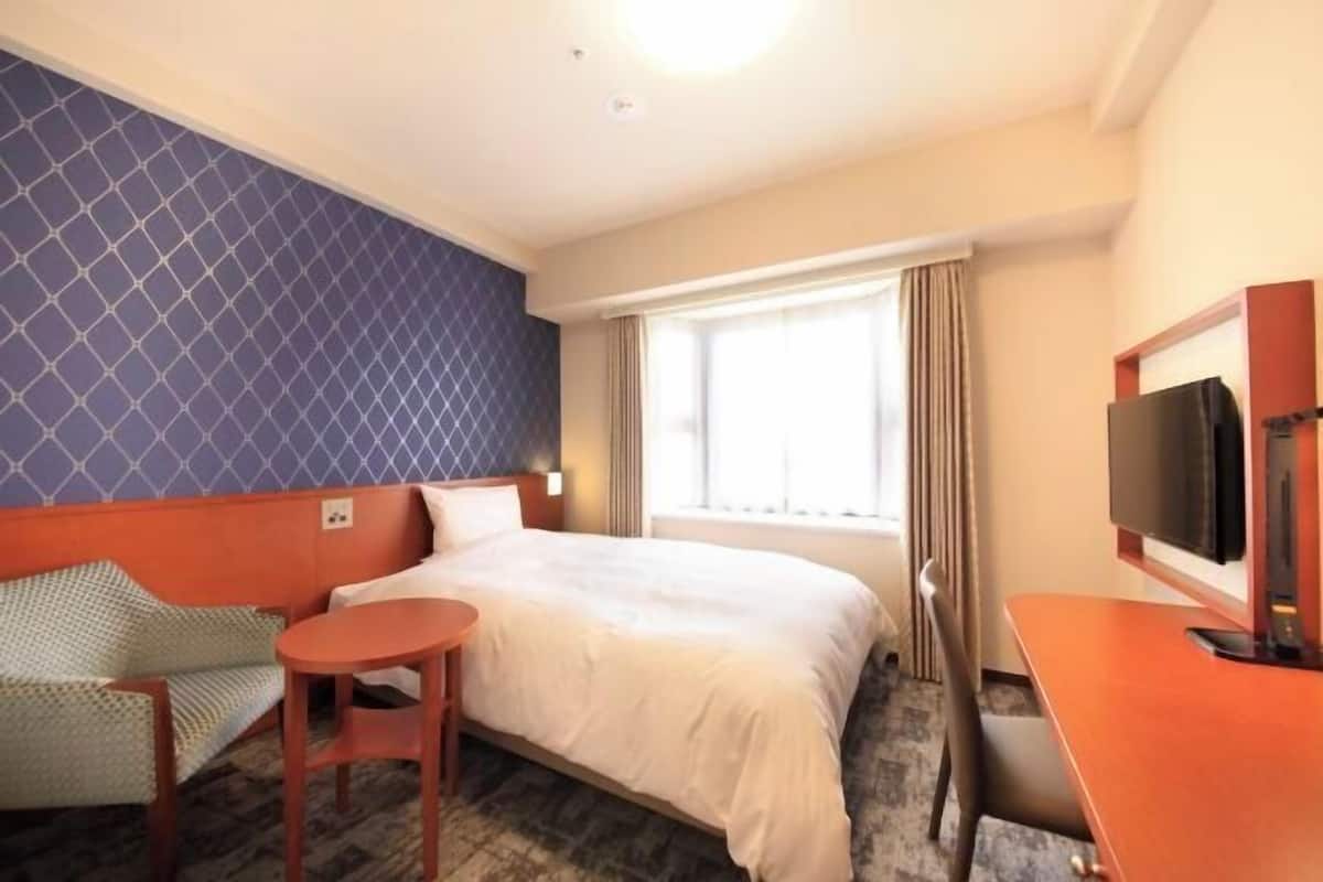 Down comforters, in-room safe, blackout drapes, free WiFi