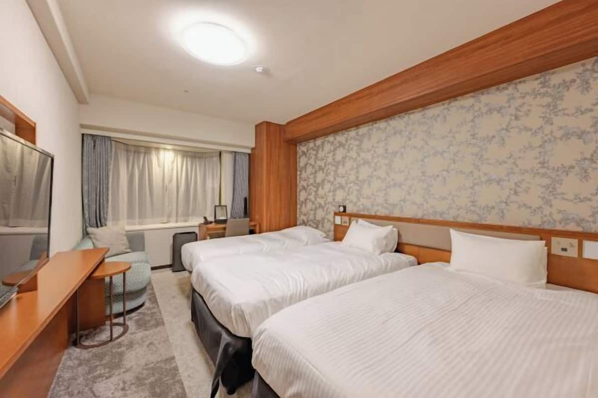 Down comforters, in-room safe, blackout drapes, free WiFi