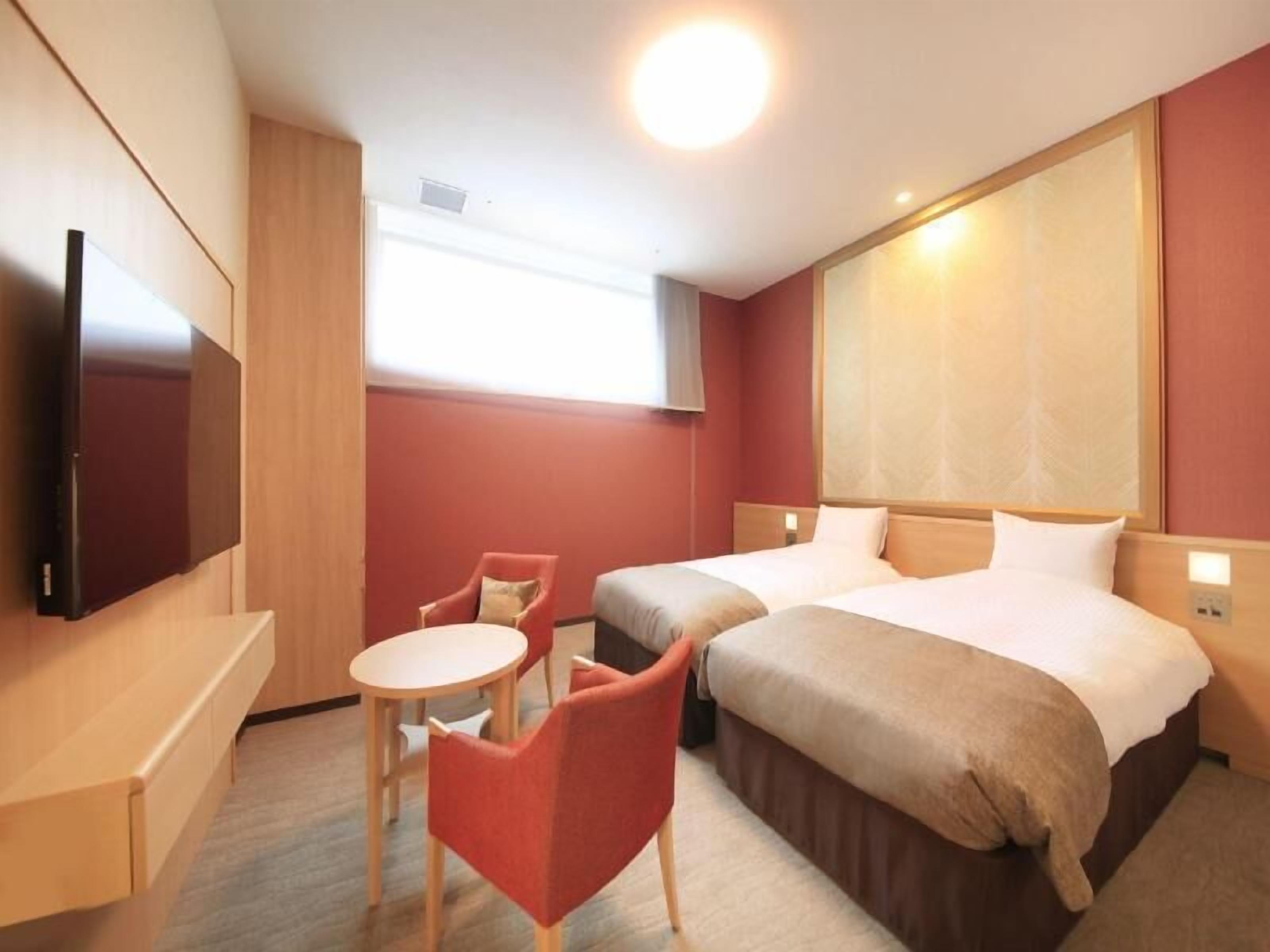 Down comforters, in-room safe, blackout drapes, free WiFi