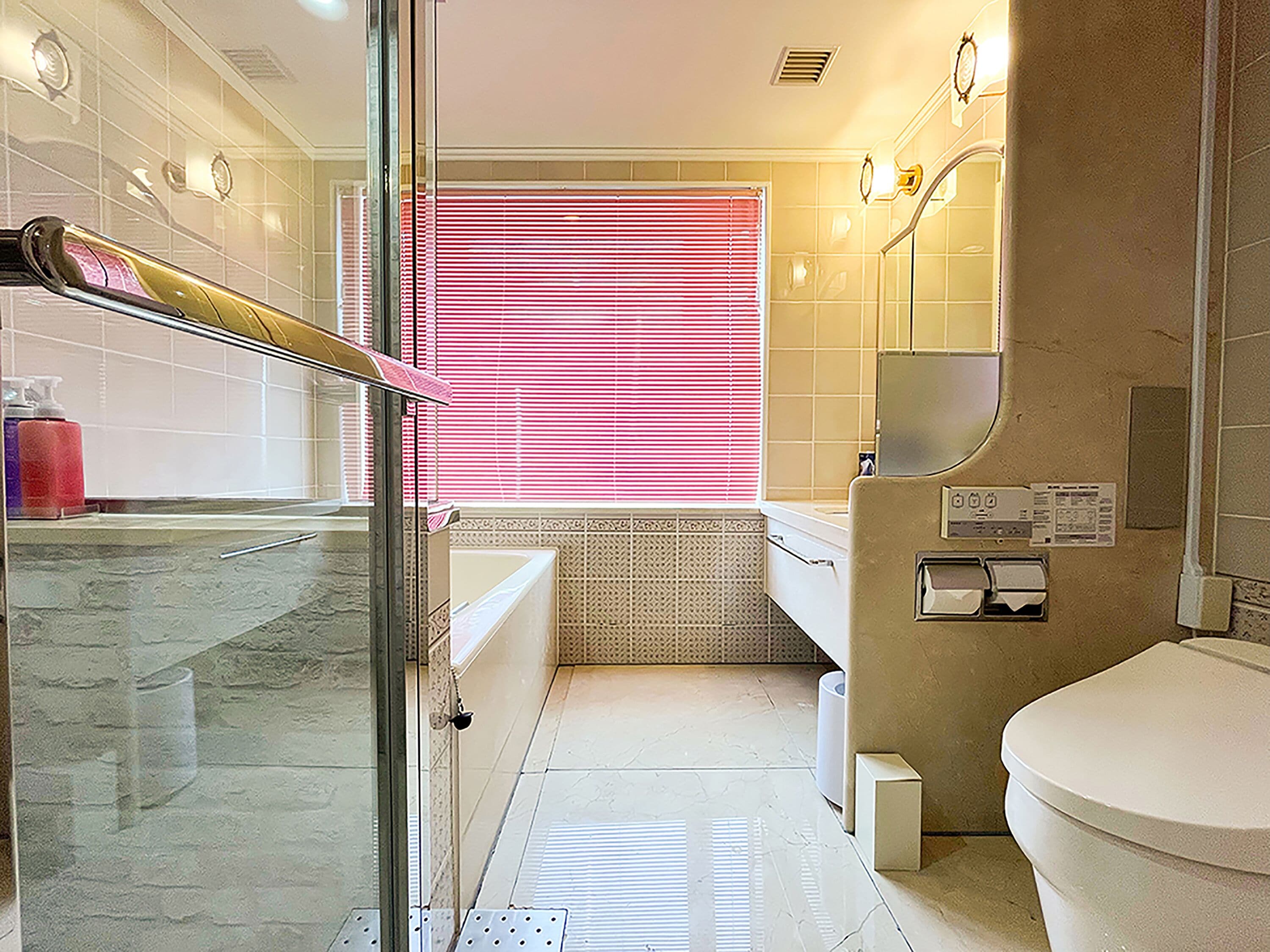 淋浴/浴缸二合一、吹風機、拖鞋、免治馬桶