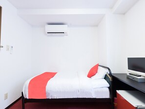 Escritorio, wifi gratis y ropa de cama 