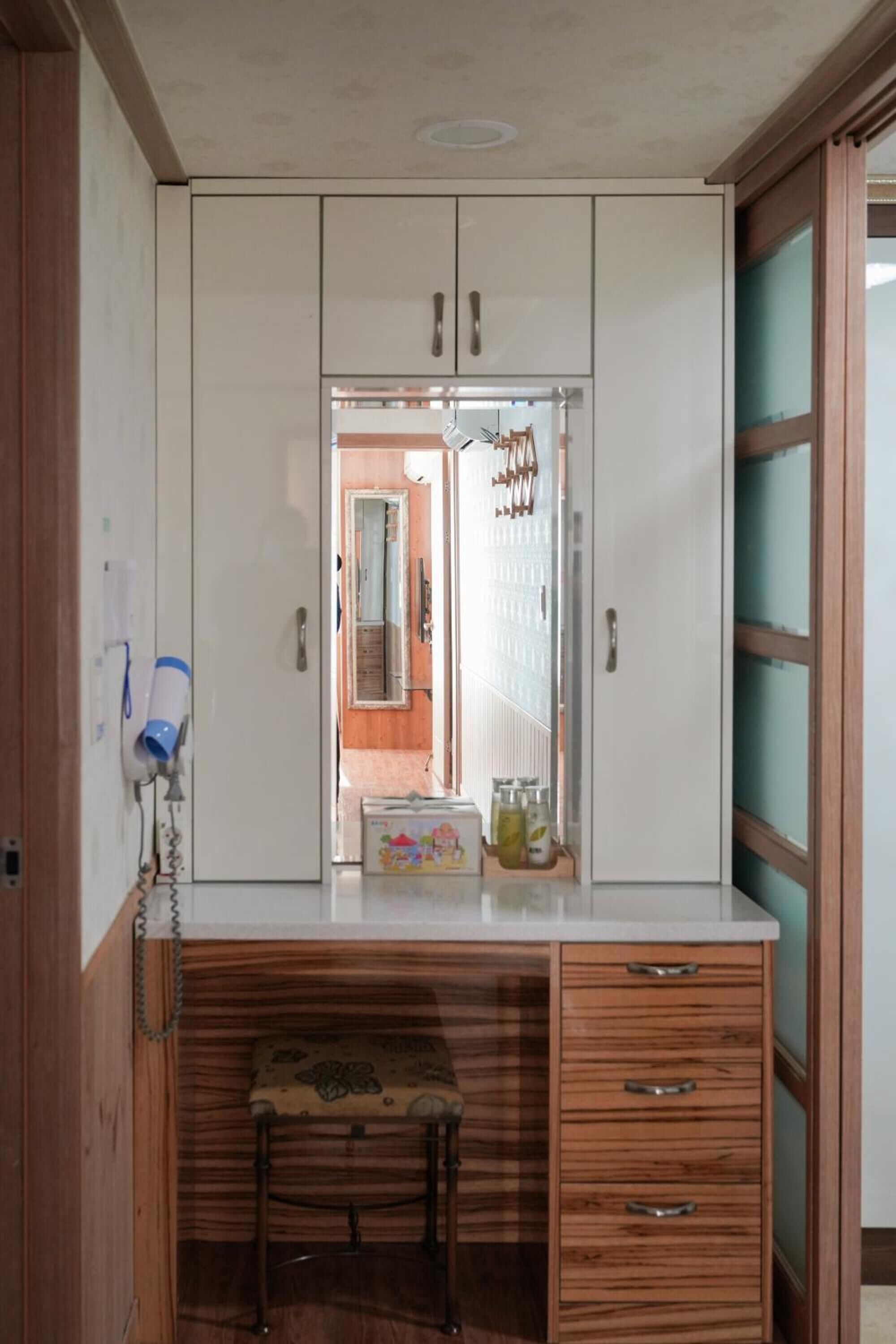 shower, free toiletries, hair dryer, slippers