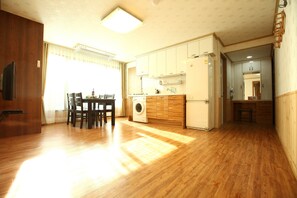 Suite Family Room | Cuisine privée | Réfrigérateur grande capacité avec congélateur, surface de cuisson