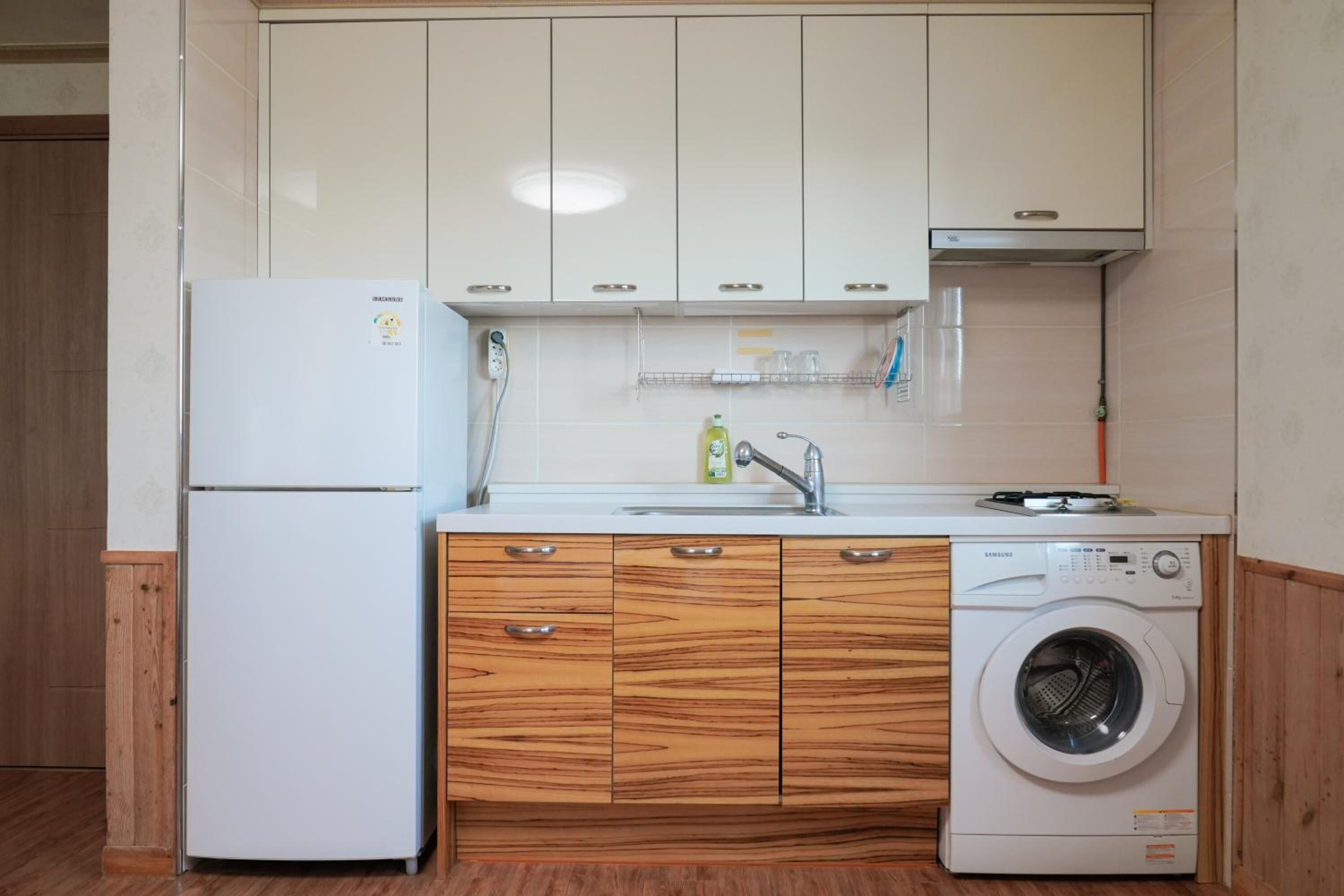 full-sized fridge, stovetop, coffee/tea maker, electric kettle