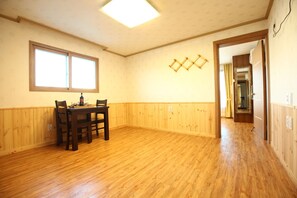 Halla Family Room | Living area | Flat-screen TV, heated floors - Haesung Parktel (Seogwipo)