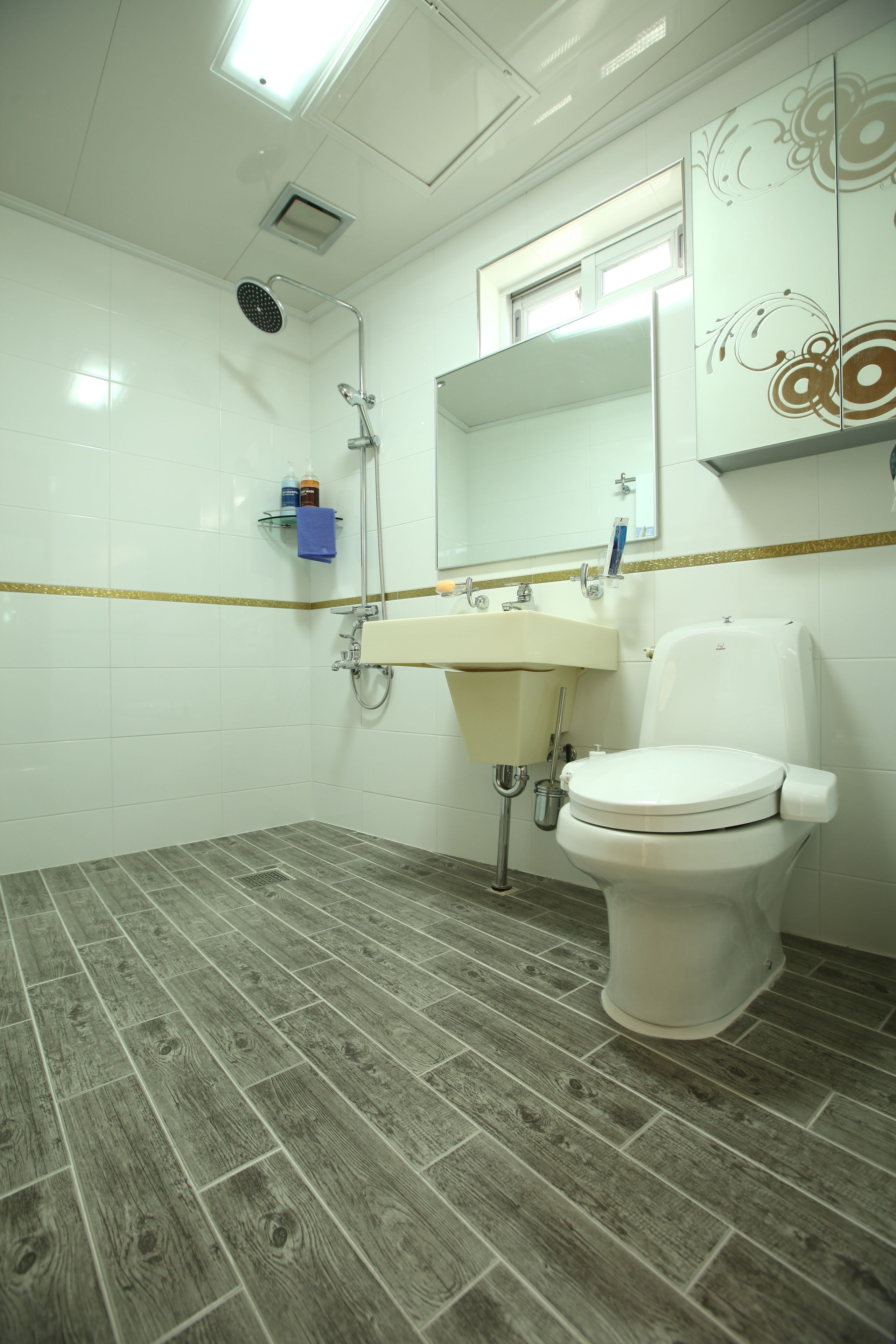 shower, free toiletries, hair dryer, slippers