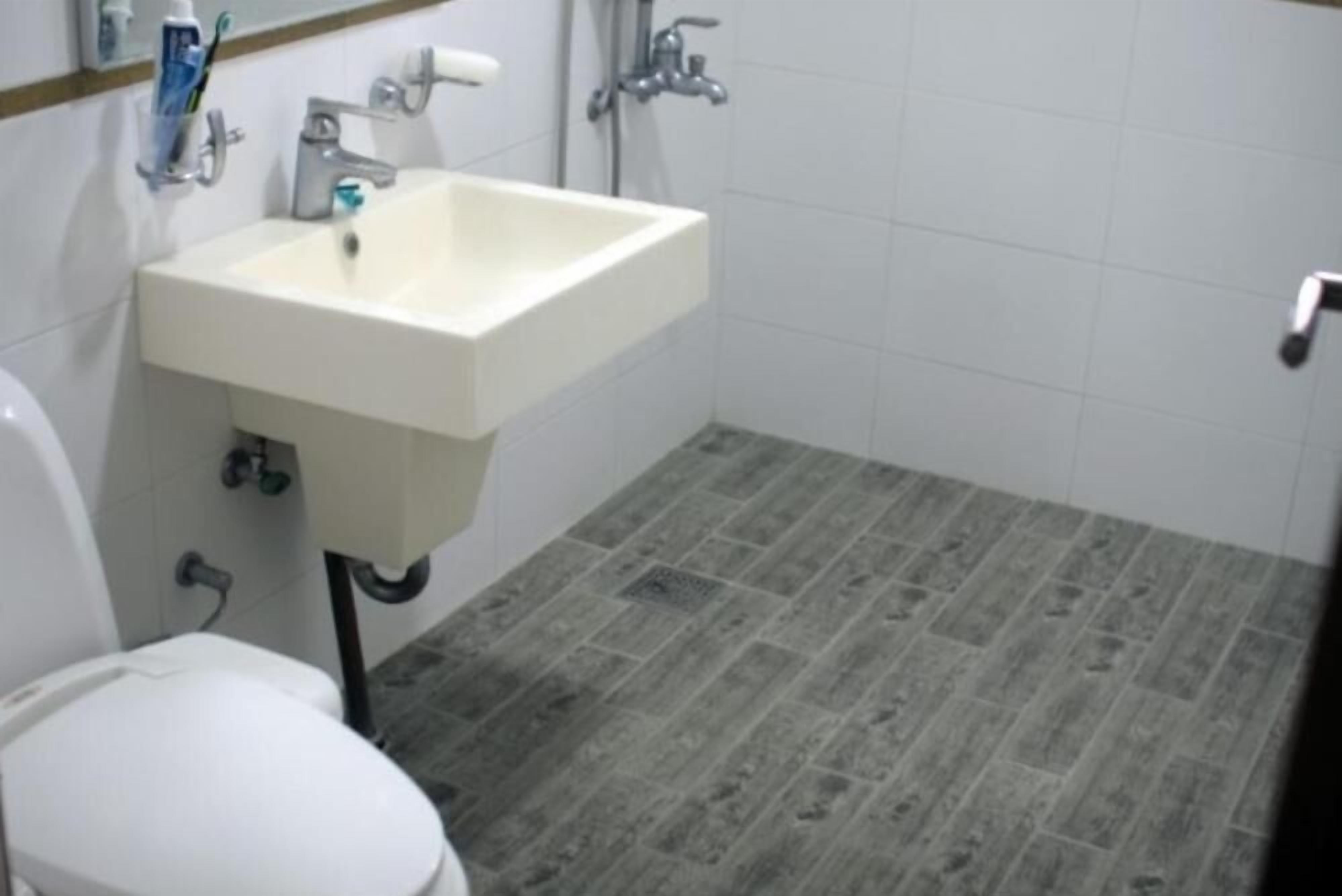 shower, free toiletries, hair dryer, slippers