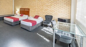 Studio | Bàn, bàn ủi/dụng cụ ủi quần áo, bộ trải giường 