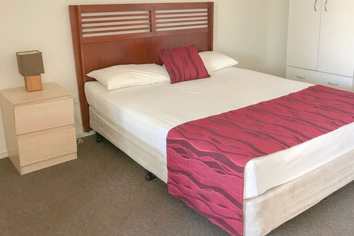 Queen Room (Accessible) | Bathroom | Shower, free toiletries, towels