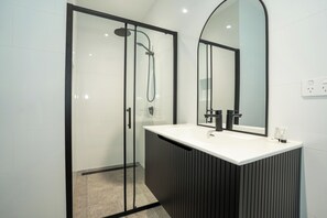Chambre supérieure, 1 grand lit | Salle de bain | Douche, articles de toilette (gratuits), serviettes fournies, savon