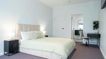 Habitación superior, 1 cama Queen size | Escritorio, tabla de planchar con plancha y ropa de cama