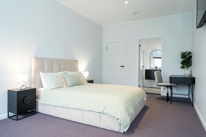 Superior Queen Room | Desk, iron/ironing board, bed sheets - Acacia Ridge Hotel (Acacia Ridge)